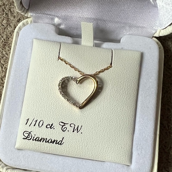 NEW in box 10k gold & diamond heart shaped pendant with 18” gold chain. - Picture 3 of 5